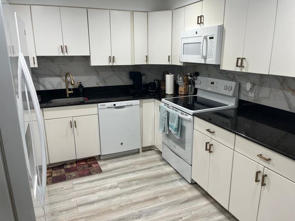 491 Racquet Club Rd 106, Weston FL 33326