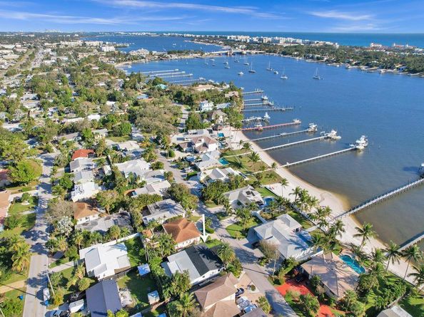 913 S Lakeside Place, Lantana FL 33462