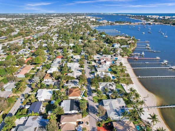 913 S Lakeside Place, Lantana FL 33462