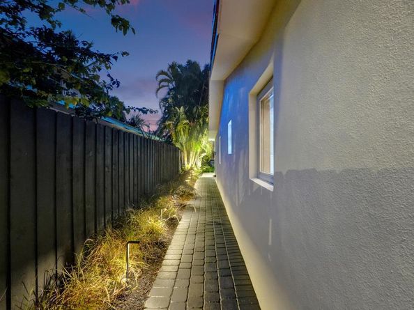 913 S Lakeside Place, Lantana FL 33462
