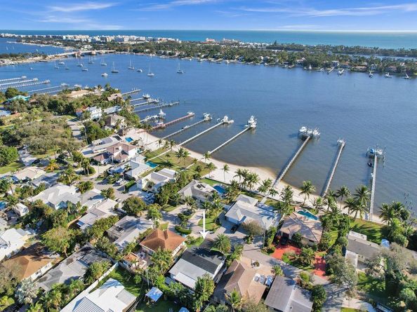913 S Lakeside Place, Lantana FL 33462