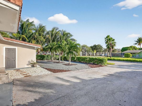 831 NE 58th Street, Oakland Park FL 33334