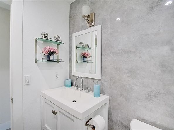 831 NE 58th Street, Oakland Park FL 33334