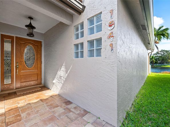 1941 NW 182nd Ter, Pembroke Pines FL 33029