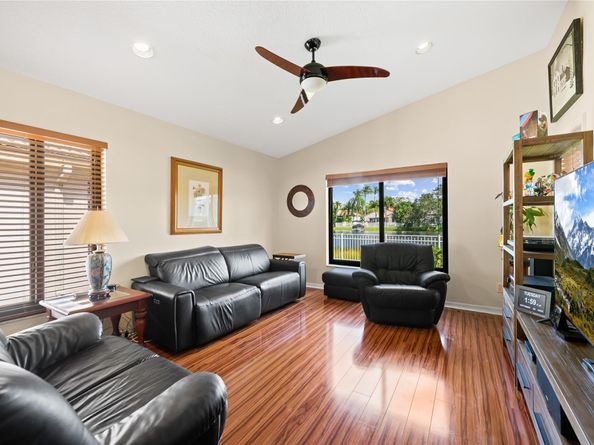 1941 NW 182nd Ter, Pembroke Pines FL 33029