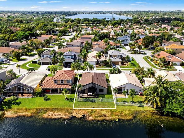 1941 NW 182nd Ter, Pembroke Pines FL 33029