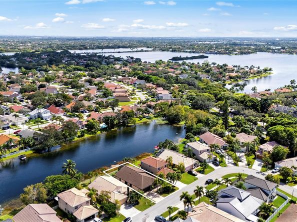 1941 NW 182nd Ter, Pembroke Pines FL 33029