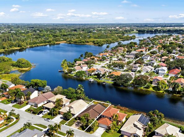 1941 NW 182nd Ter, Pembroke Pines FL 33029