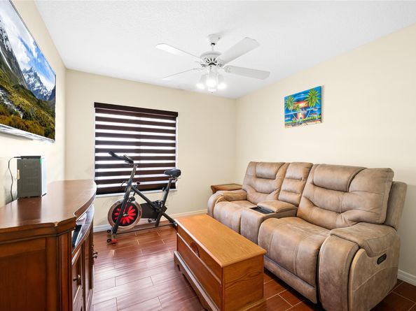 1941 NW 182nd Ter, Pembroke Pines FL 33029