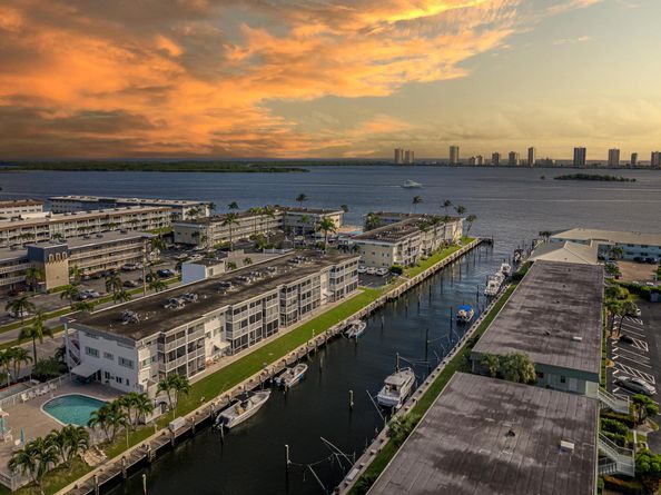 112 Doolen Court 302, North Palm Beach FL 33408