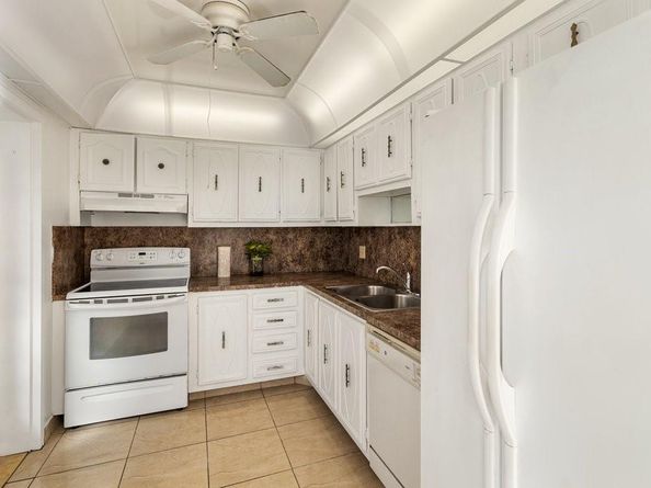 4090 NW 42nd Ave 309, Lauderdale Lakes FL 33319