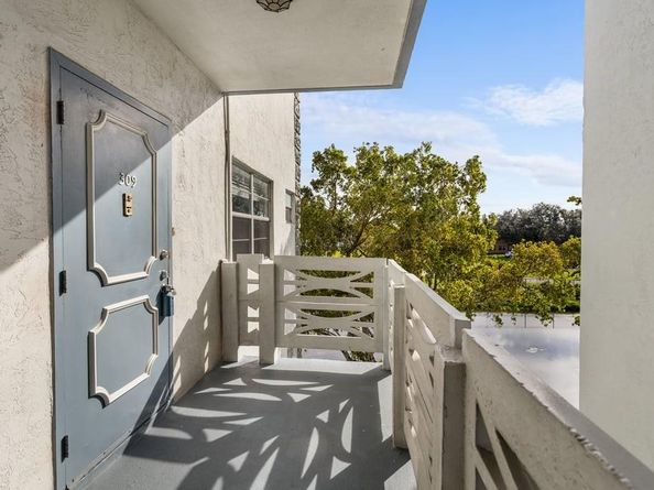 4090 NW 42nd Ave 309, Lauderdale Lakes FL 33319