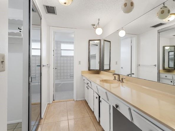 4090 NW 42nd Ave 309, Lauderdale Lakes FL 33319