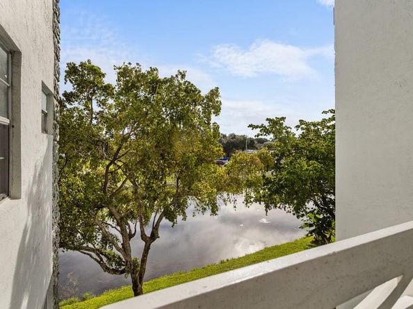 4090 NW 42nd Ave 309, Lauderdale Lakes FL 33319