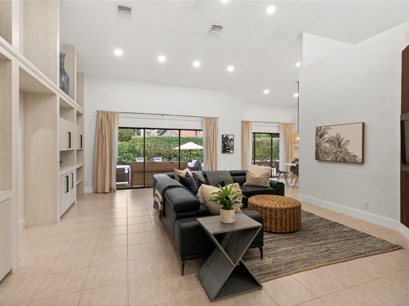 10877 NW 6th St, Coral Springs FL 33071