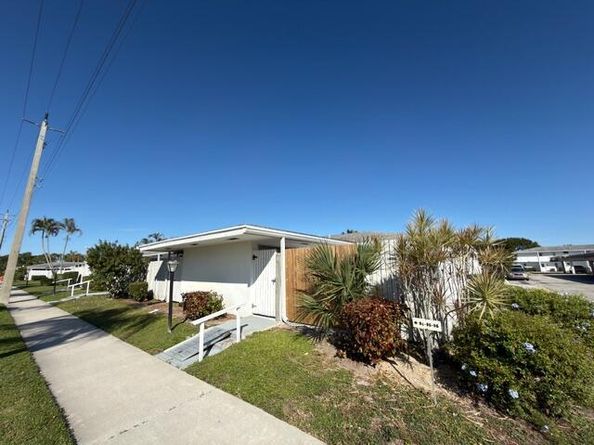 96 East Court, Royal Palm Beach FL 33411