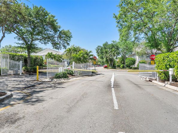 9845 NW 56th Pl 9845, Coral Springs FL 33076