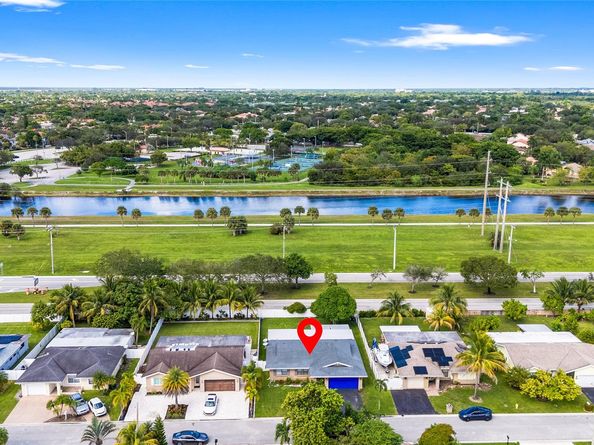 9701 NW 83rd St, Tamarac FL 33321