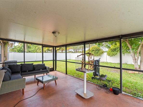 9701 NW 83rd St, Tamarac FL 33321