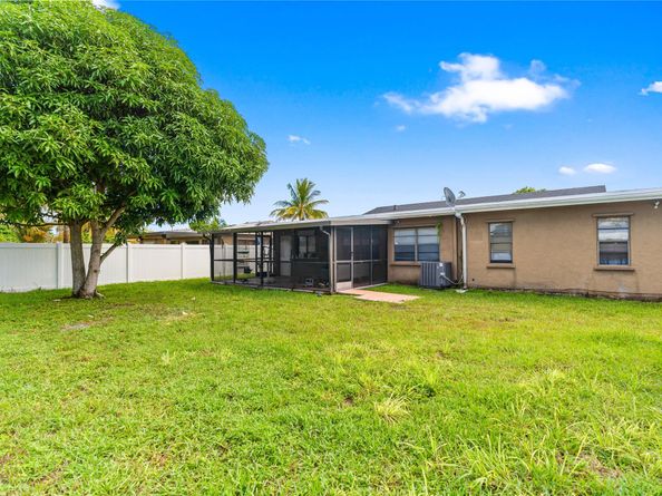 9701 NW 83rd St, Tamarac FL 33321