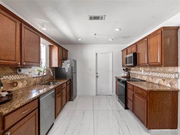 9701 NW 83rd St, Tamarac FL 33321