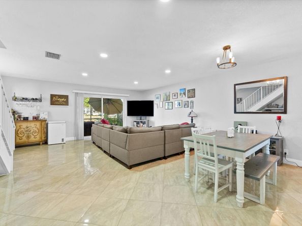547 N Pine Island Rd 25, Plantation FL 33324