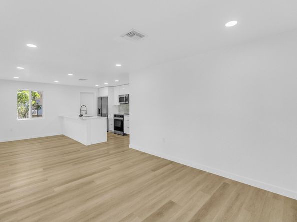 1170 NW 59th St, Miami FL 33127