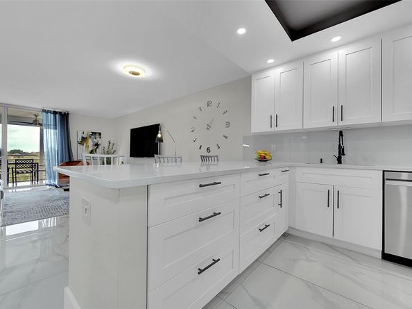 3980 Oaks Clubhouse Dr 505, Pompano Beach FL 33069