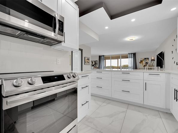 3980 Oaks Clubhouse Dr 505, Pompano Beach FL 33069