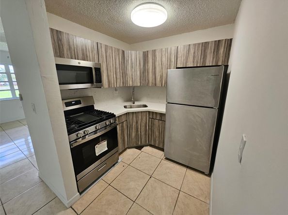 70 NE 202 Te T12, Miami Gardens FL 33179