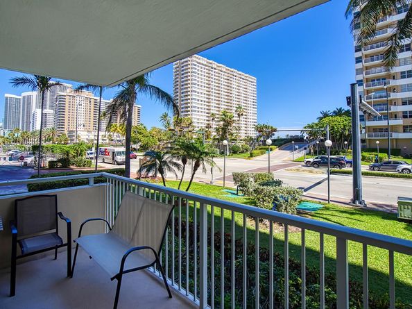 1985 S Ocean Drive Lp, Hallandale Beach FL 33009