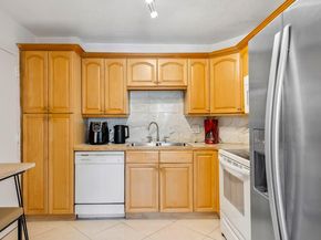 1985 S Ocean Drive Lp, Hallandale Beach FL 33009