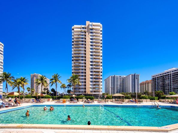 1985 S Ocean Drive Lp, Hallandale Beach FL 33009