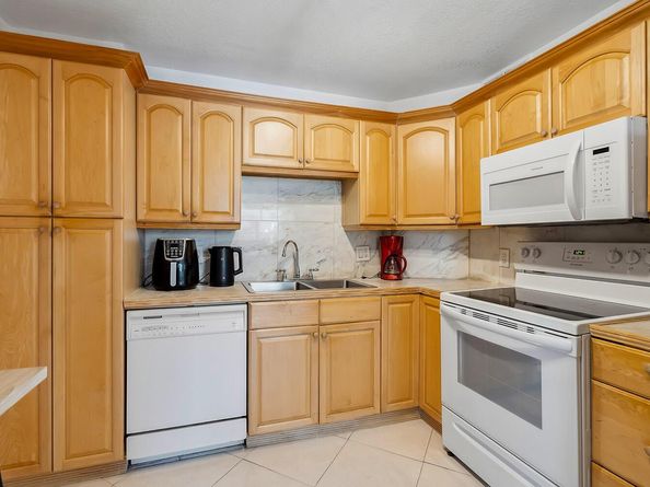 1985 S Ocean Drive Lp, Hallandale Beach FL 33009