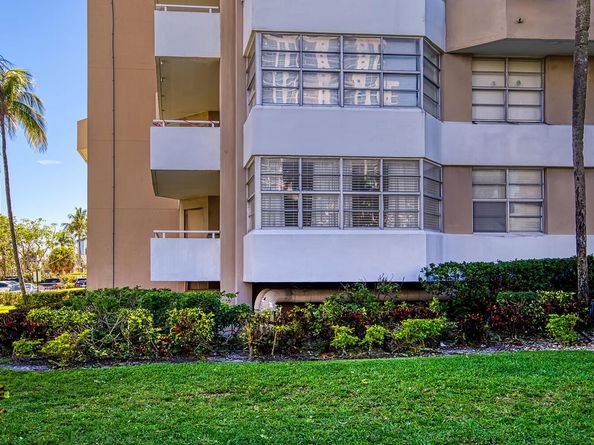 1985 S Ocean Drive Lp, Hallandale Beach FL 33009
