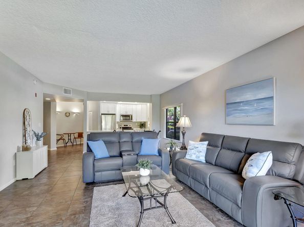 300 Uno Lago Drive 101, Juno Beach FL 33408