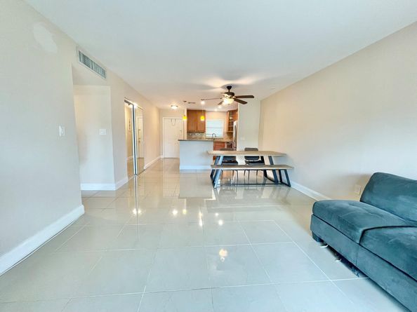 809 W Oakland Park Blvd J12, Oakland Park FL 33311