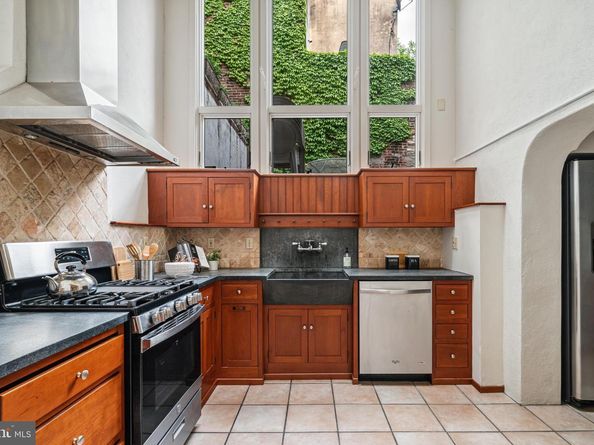 333 S 6TH Street, Philadelphia PA 19106