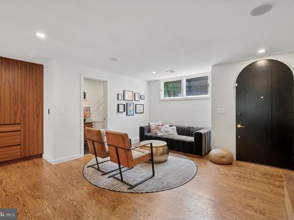 283 Locust Street, Philadelphia PA 19106