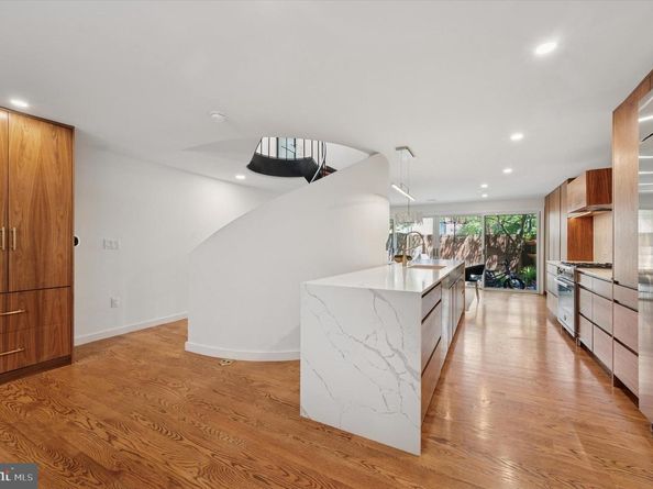 283 Locust Street, Philadelphia PA 19106