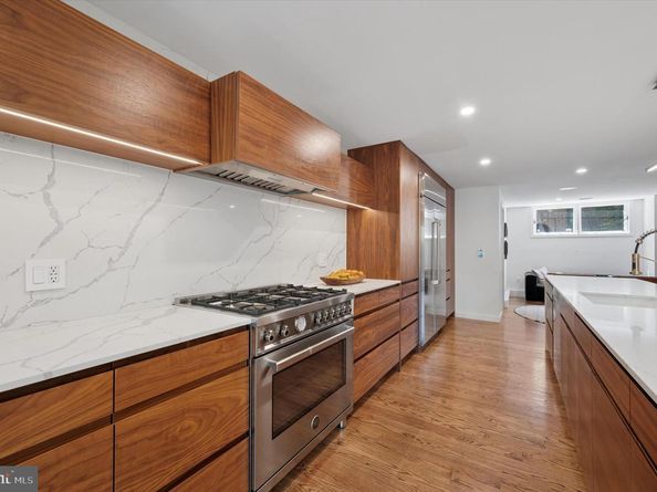 283 Locust Street, Philadelphia PA 19106