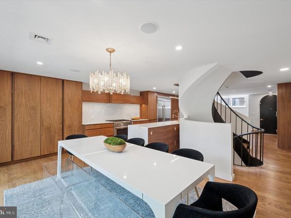 283 Locust Street, Philadelphia PA 19106