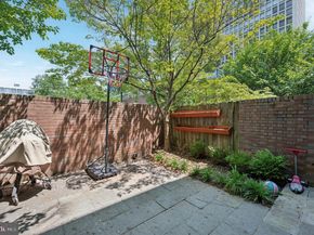 283 Locust Street, Philadelphia PA 19106