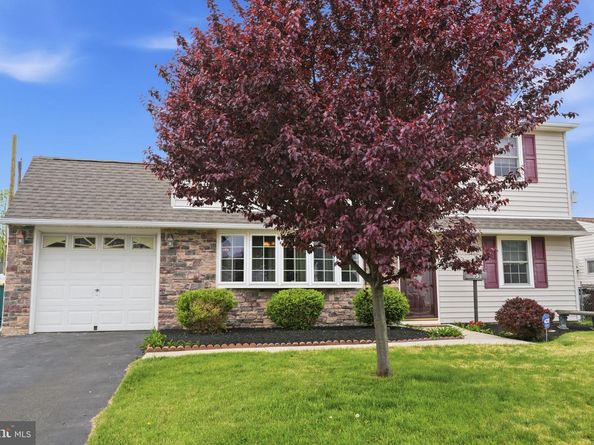 55 Canoebirch Road, Levittown PA 19057