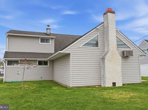 55 Canoebirch Road, Levittown PA 19057