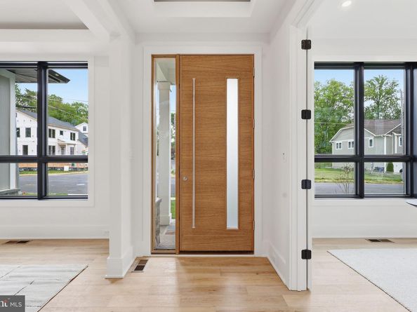 901 Meadow Lane SW, Vienna VA 22180