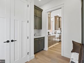 14 E Monroe Avenue, Alexandria VA 22301