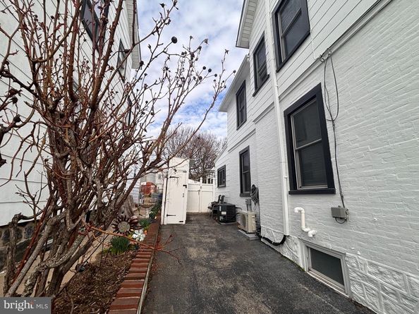 17 Walnut Street, Clifton Heights PA 19018