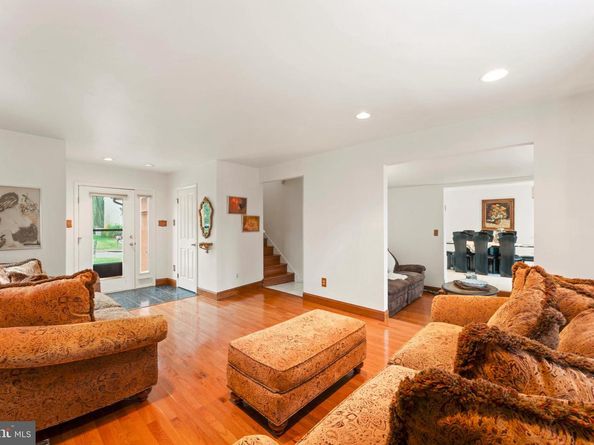 8912 Springview Road, Philadelphia PA 19115