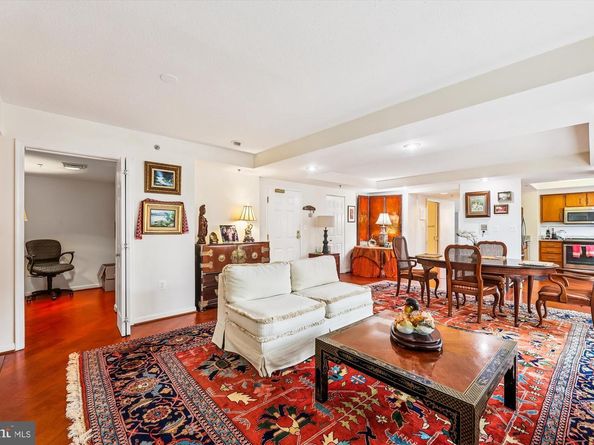 900 N Taylor Street 90406, Arlington VA 22203